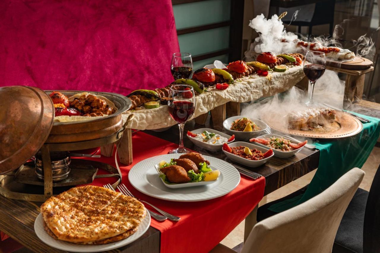 Aqi Hydros Club Hotel Kemer Bagian luar foto A selection of Azerbaijani cuisine