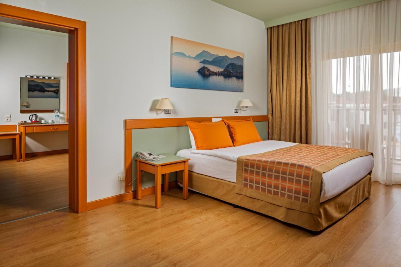 Aqi Hydros Club Hotel Kemer Bagian luar foto A bedroom in a hotel