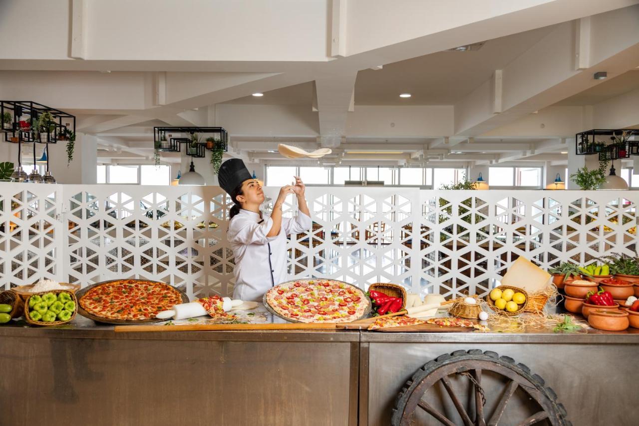 Aqi Hydros Club Hotel Kemer Bagian luar foto Chef preparing pizza at the buffet