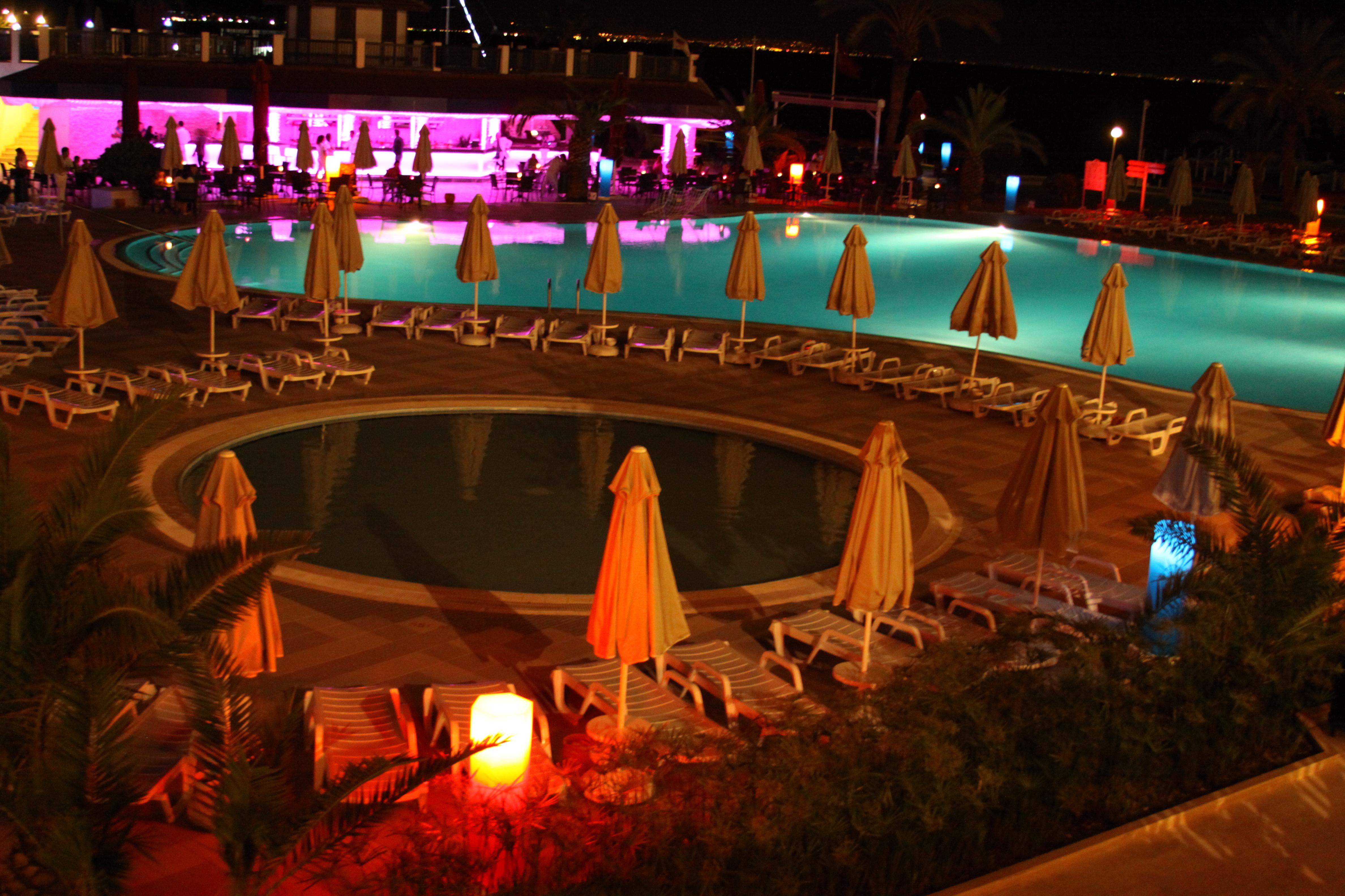 Aqi Hydros Club Hotel Kemer Bagian luar foto The pool at night