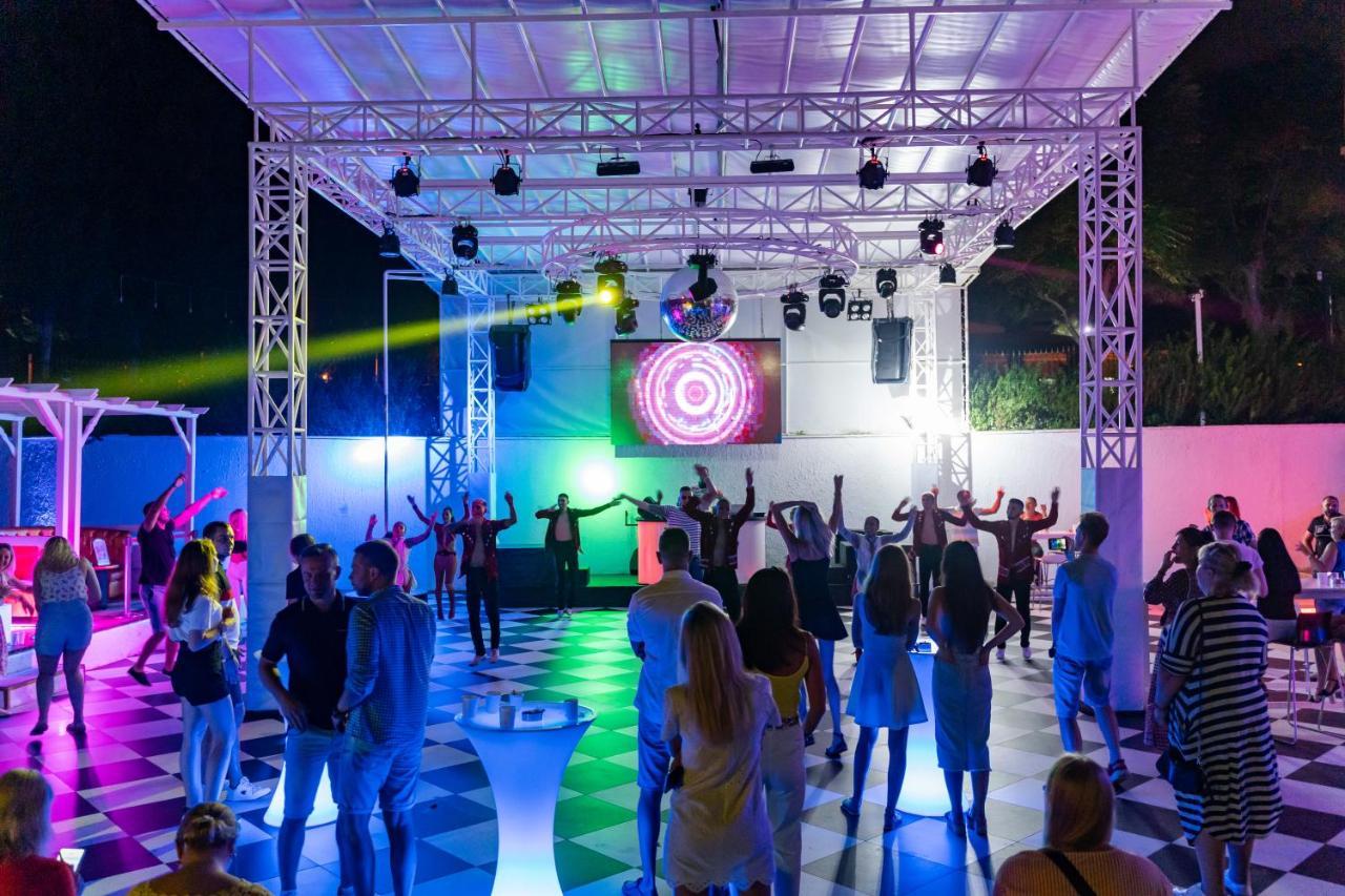 Aqi Hydros Club Hotel Kemer Bagian luar foto Dancefloor at a nightclub in Ibiza