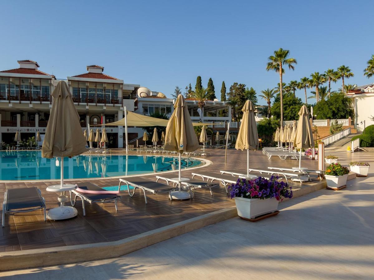 Aqi Hydros Club Hotel Kemer Bagian luar foto A pool at a hotel in Turkey
