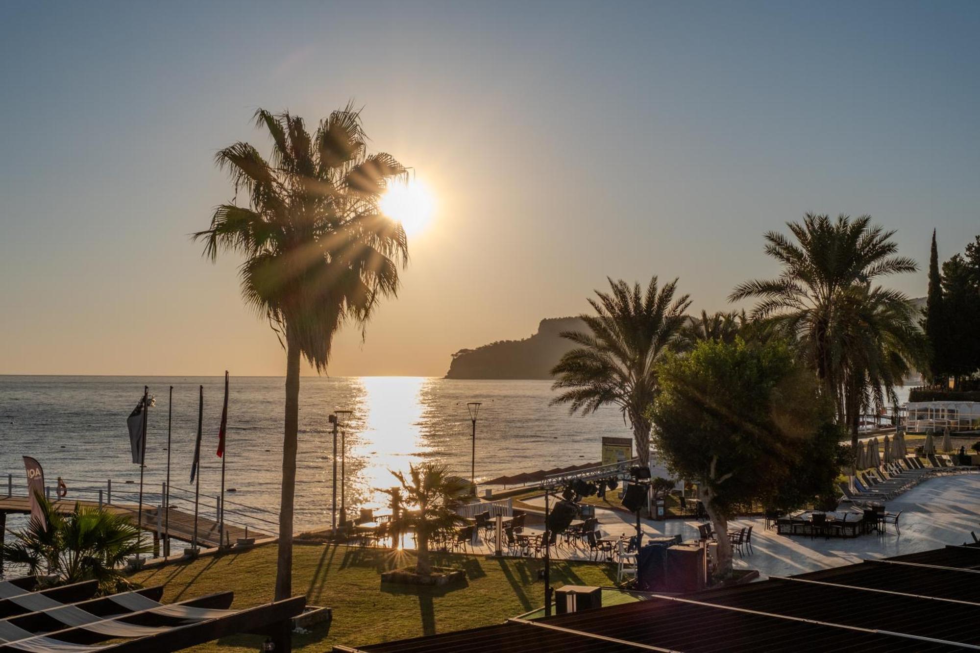 Aqi Hydros Club Hotel Kemer Bagian luar foto Sunset at the beach